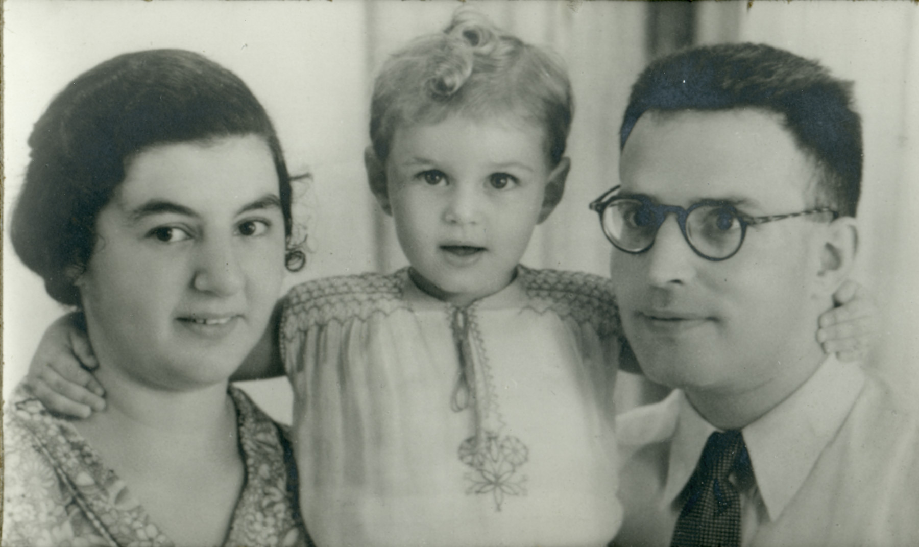 Close-up portrait of the Beninnga family, Dutch Jewish refugees in Indonesia.

Pictured are Lena, Chana and Noah Benninga.