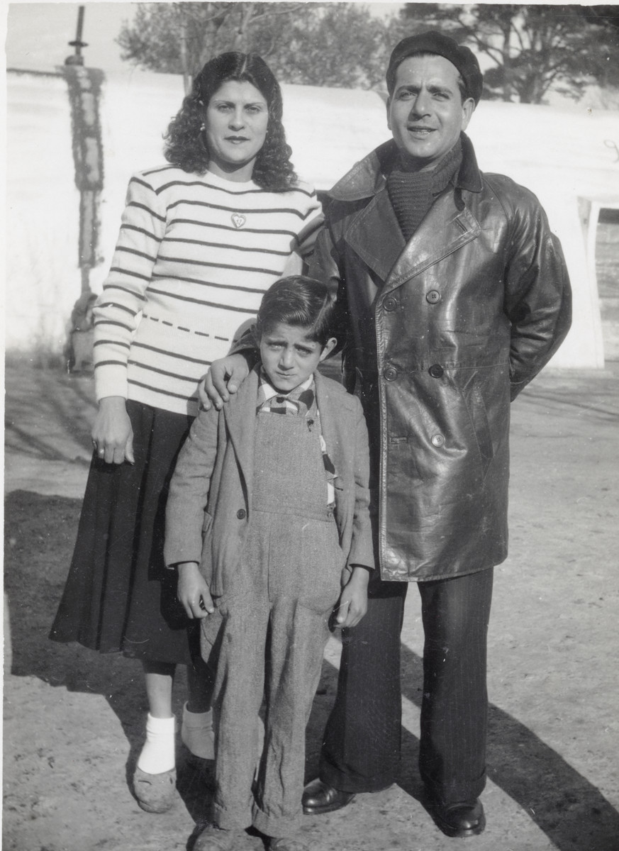 Shimon, his wife, and their son Mordechai wait in Marseilles to immigrate to Israel.