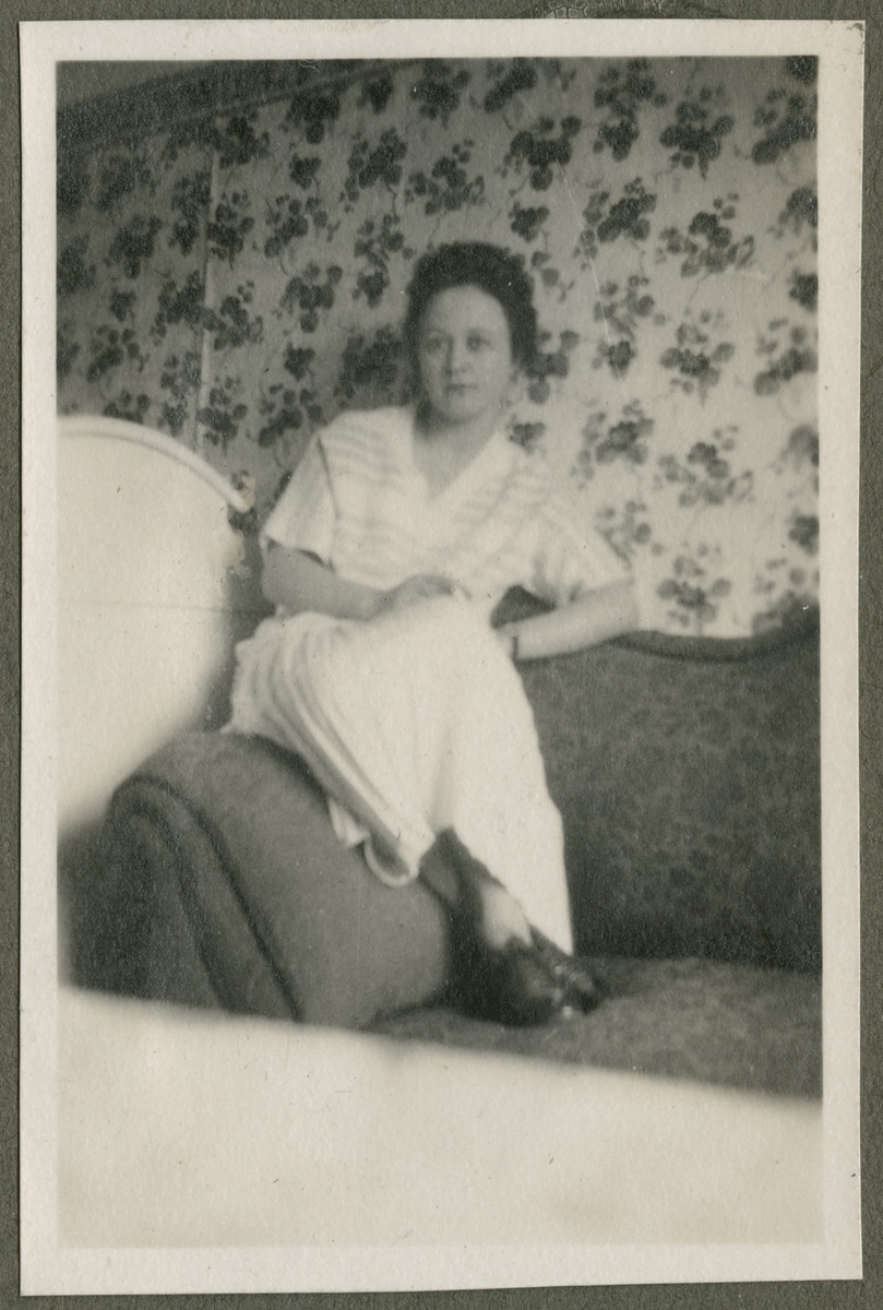 Portrait of Margarete "Greta" Landé (née Feldmann) seated on a sofa.