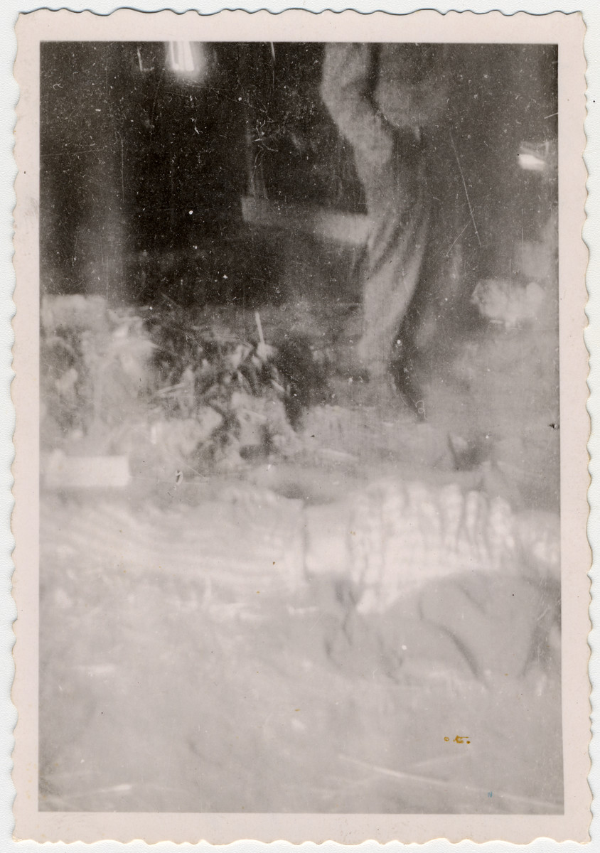 A corpse lies on the floor of a barrack in Woebbelin.