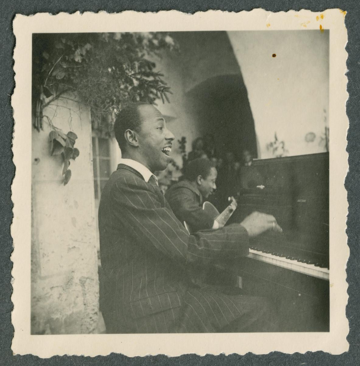 Freddy Johnson, an African-American jazz musician who was interned in Tittmoning from January 1942 until February 1944, plays the piano.