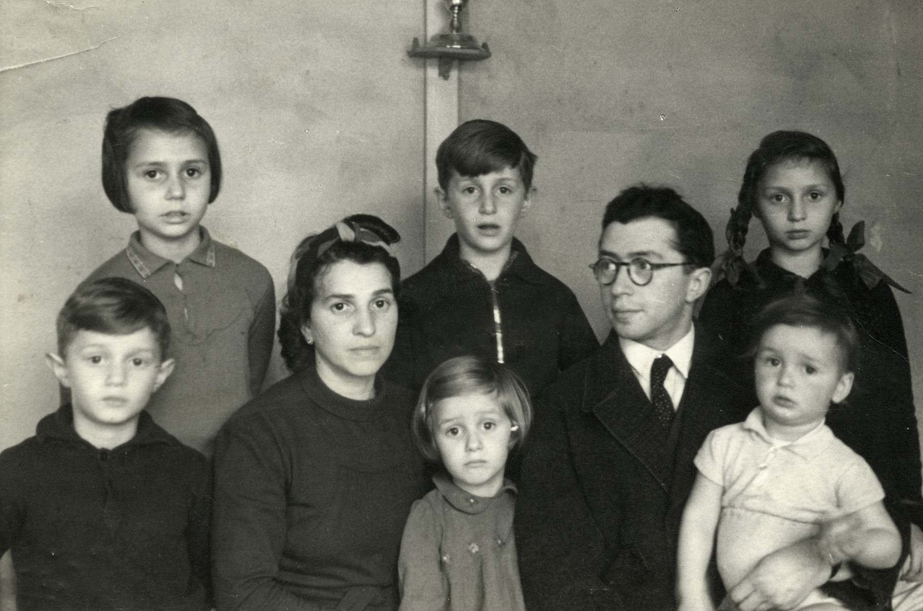 Portrait of the entire Birnbaum family in Westerbork. 

Pictured from left to right are Zvi, Sonni, Hennie, Yaakov, Susy, Yehoshua, Regina and Shmuel.