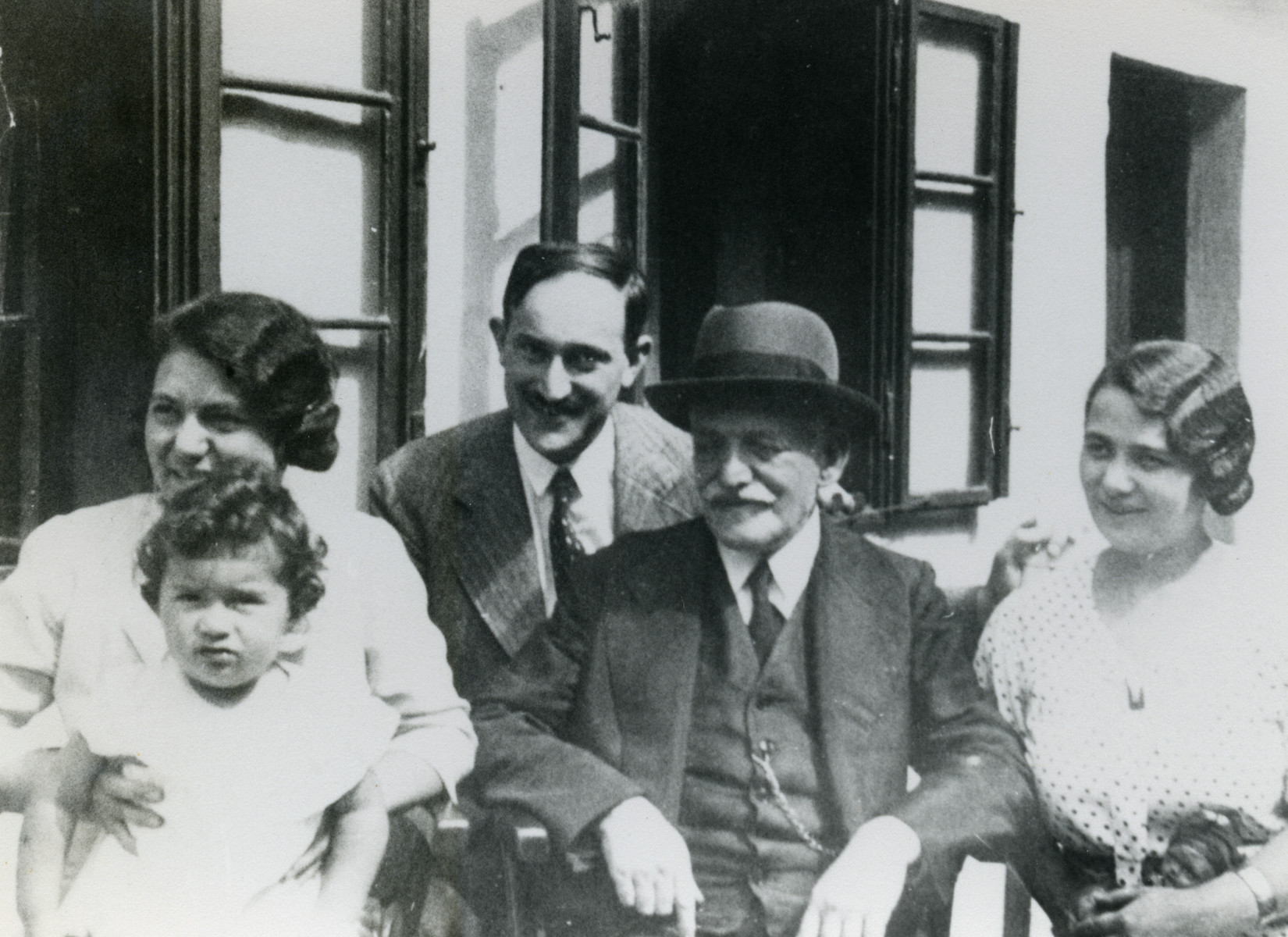 Group portrait of the Krausz and Jeiteles family.

From left to right: Dr. Lydie Krausz holding her daughter Helene Doris, Dr. Gajza Krausz, Dr. Isidor Jeiteles, one of Lydie's sisters.