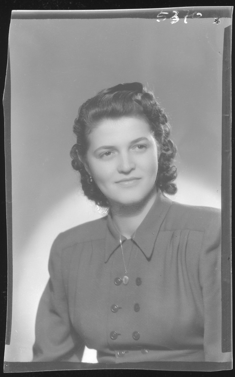 Studio portrait of Elza Iszak.