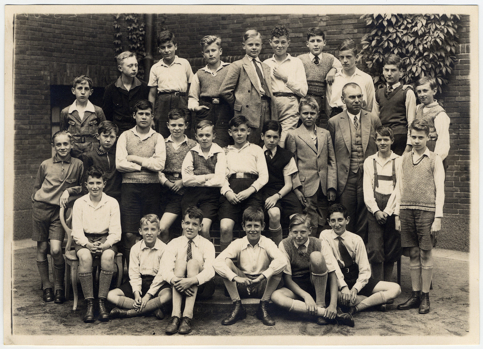 Portrait of a boy's class in Hamburg, Germany with both German and Jewish students.

Among those pictured is Werner John Bing.