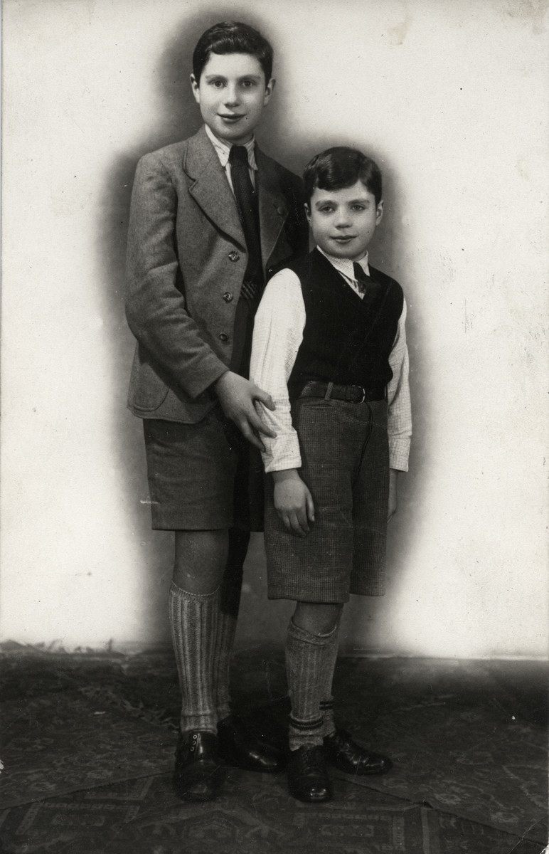 Studio portrait of Fritz (Shlomo) Reutlinger and his younger brother ...