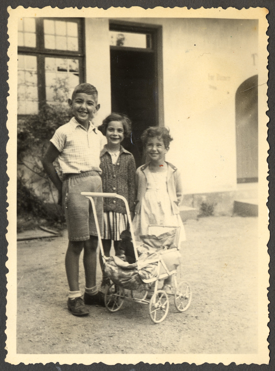 Franz Liebermann, a German-Jewish child, poses with two other friends.

Pictured in the center is Gerda Mannenberg.