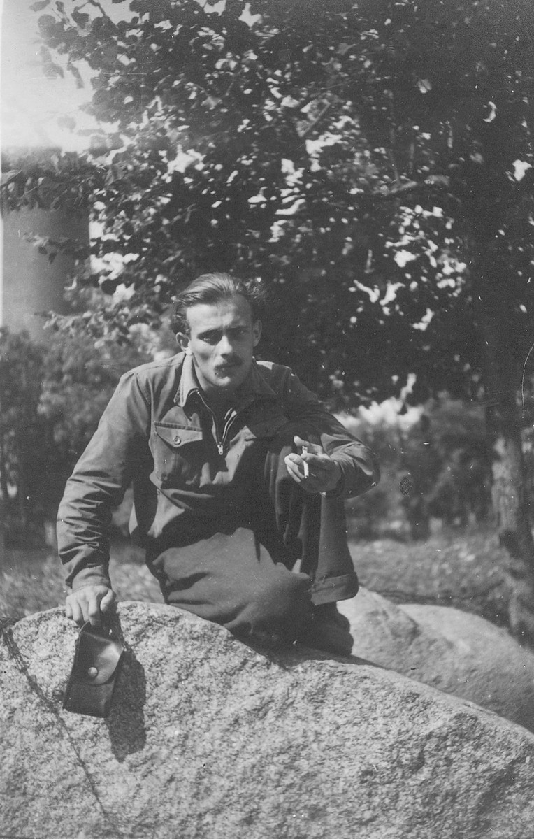 Shmuel Willenberg sits outside in Warsaw following his escape from Treblinka.