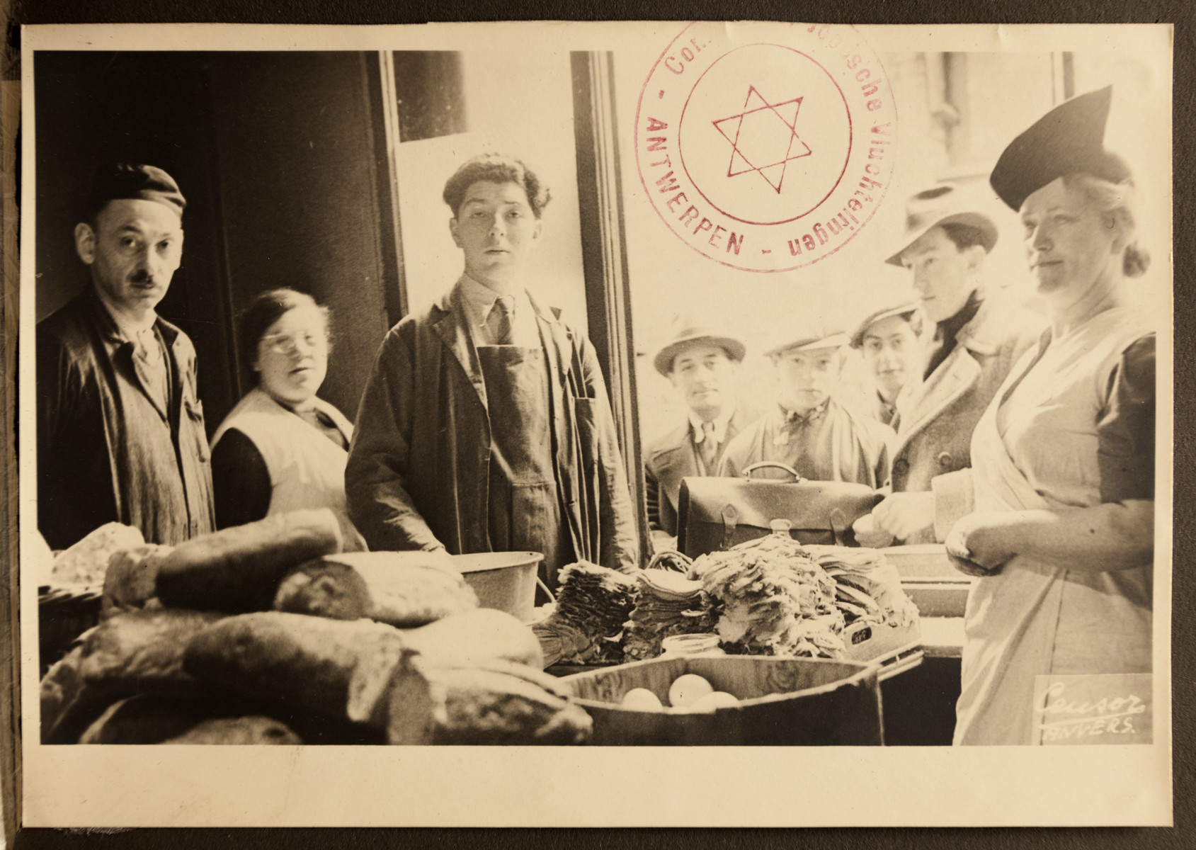 Kitchen workers of the Jewish Refugee Aid Committee of Antwerp distribute food.