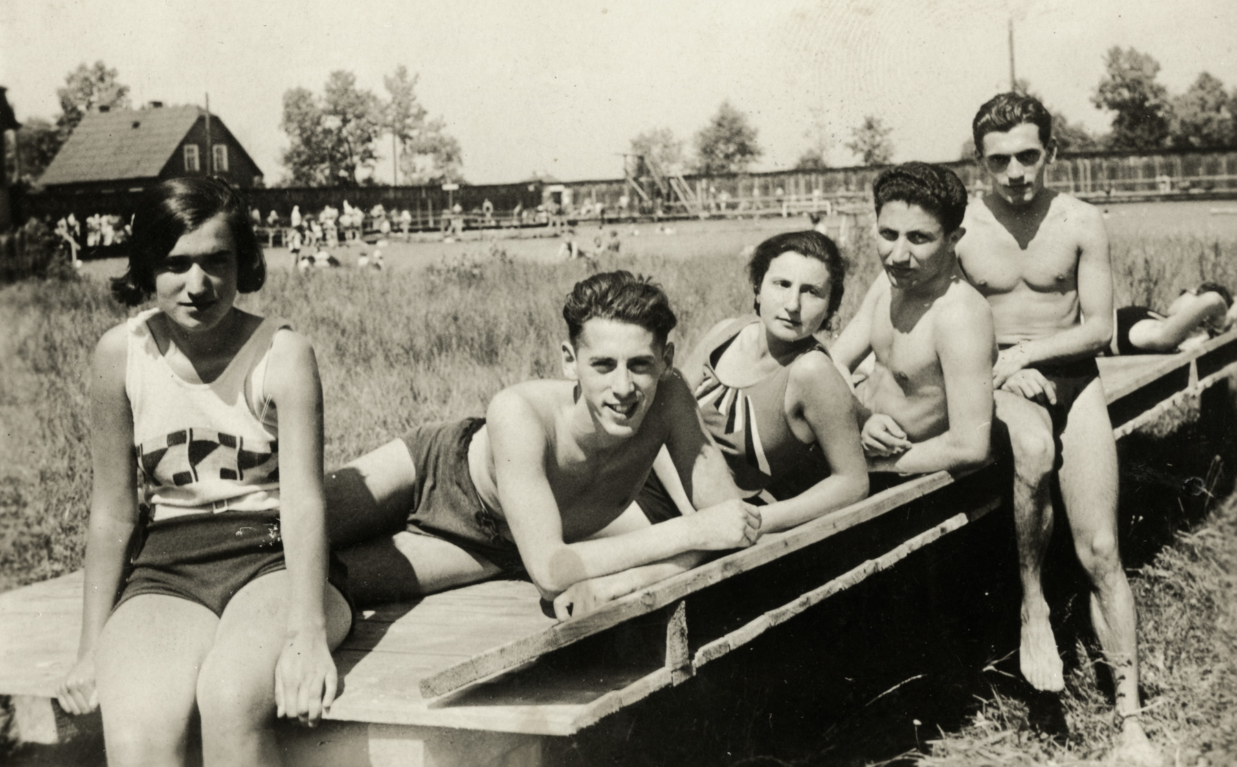 Jewish teenagers relax outside.

Among those pictured are Emil Goldberg and Elze Steuer. Berta Mandelbaum is on the left.