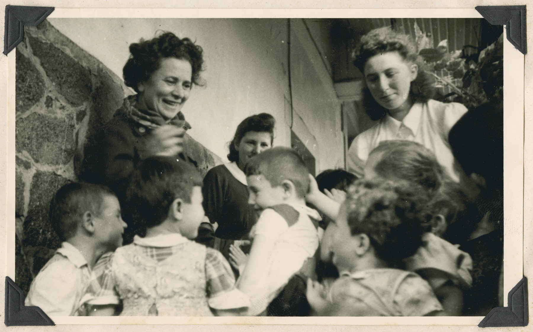 Women and children in the Lindenfels school near Frankfurt.

The original caption reads: "Lindenfels school.  In a small village in the beautiful Bergstrasse district."

Anda Pinkerfeld, a poetess from Palestine, is standing on the left.