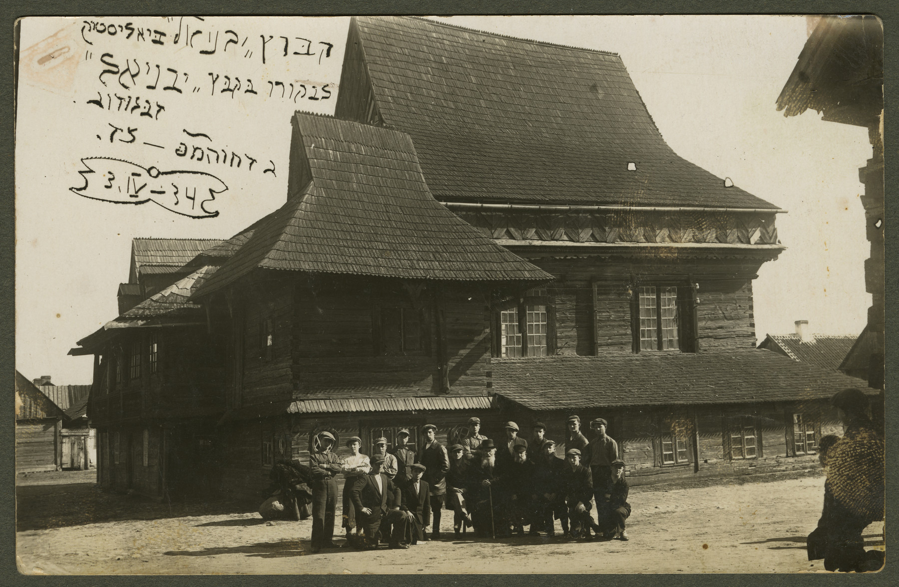 Members of the Hechalutz Mizrachi hachshara Yavniel pose outside a wooden synagogue in Zablodow.