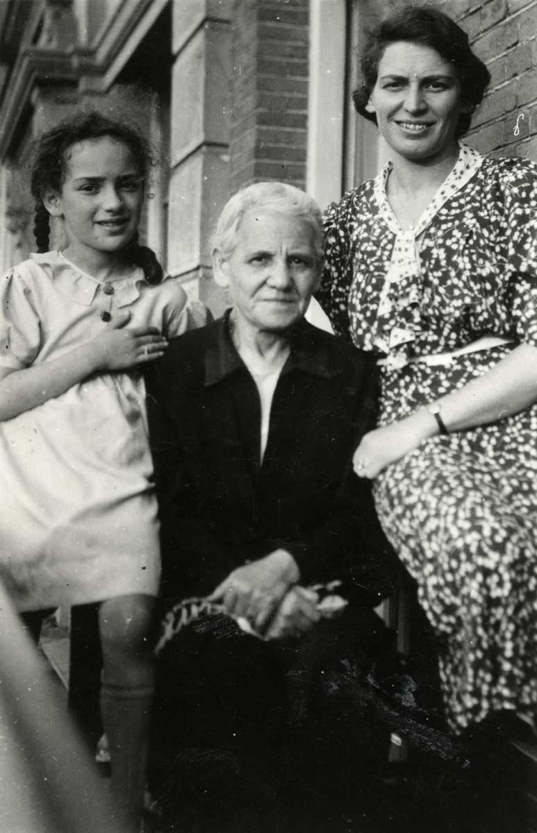 Close-up portrait of three generations of Jewish women in The Netherlands.

From left to right are Marta van Collem, her Grandmother Mrs. Randerath, and Lotte van Collem Randerath.