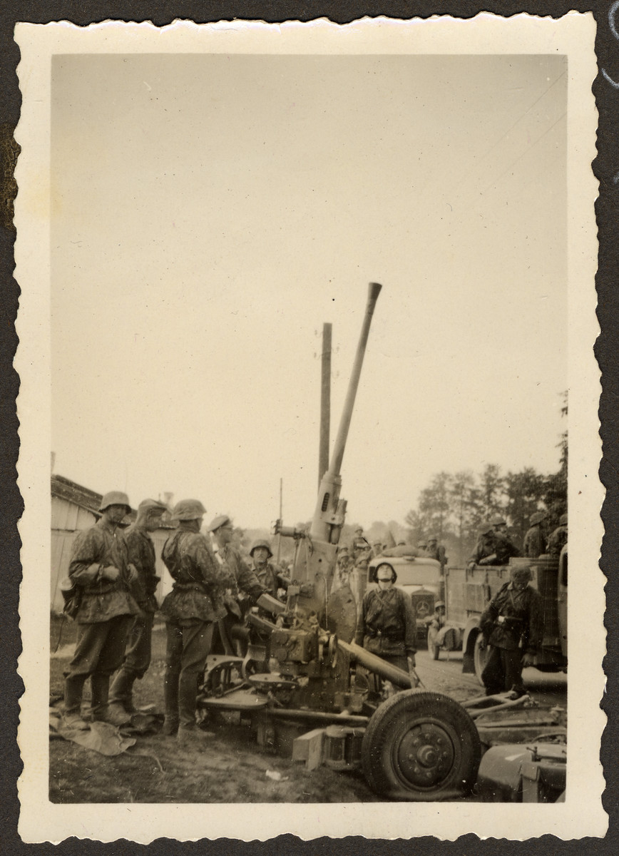 German soldiers around an anti-aircraft weapon.

Original German caption read: "Polish "Flak",  still no surge comes from Stoczek. The city of the Jew."