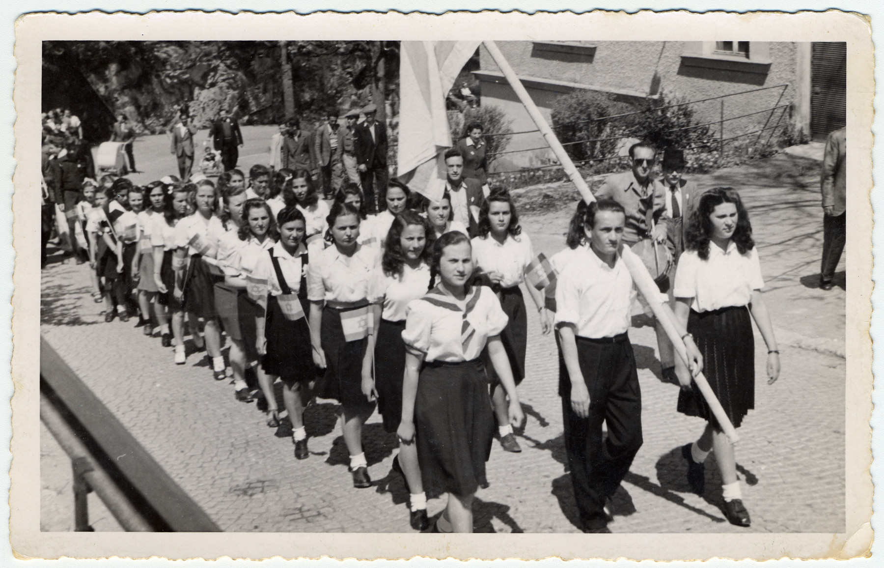 Students from the Chaim Nachman Bialik school in Bad Gastein march behind a Zionist flag.