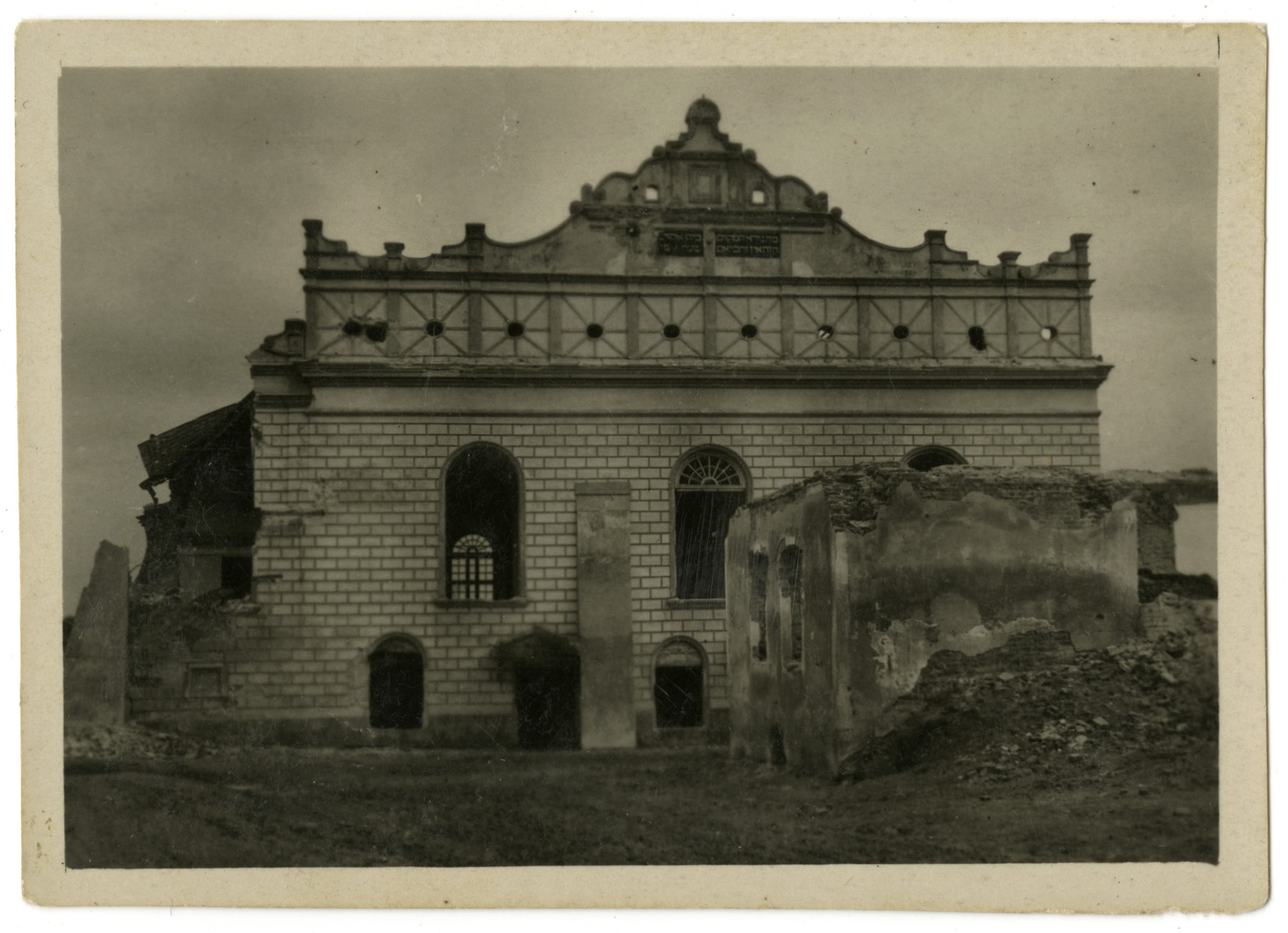 Exterior view of the destroyed synagogue in Ostrog.