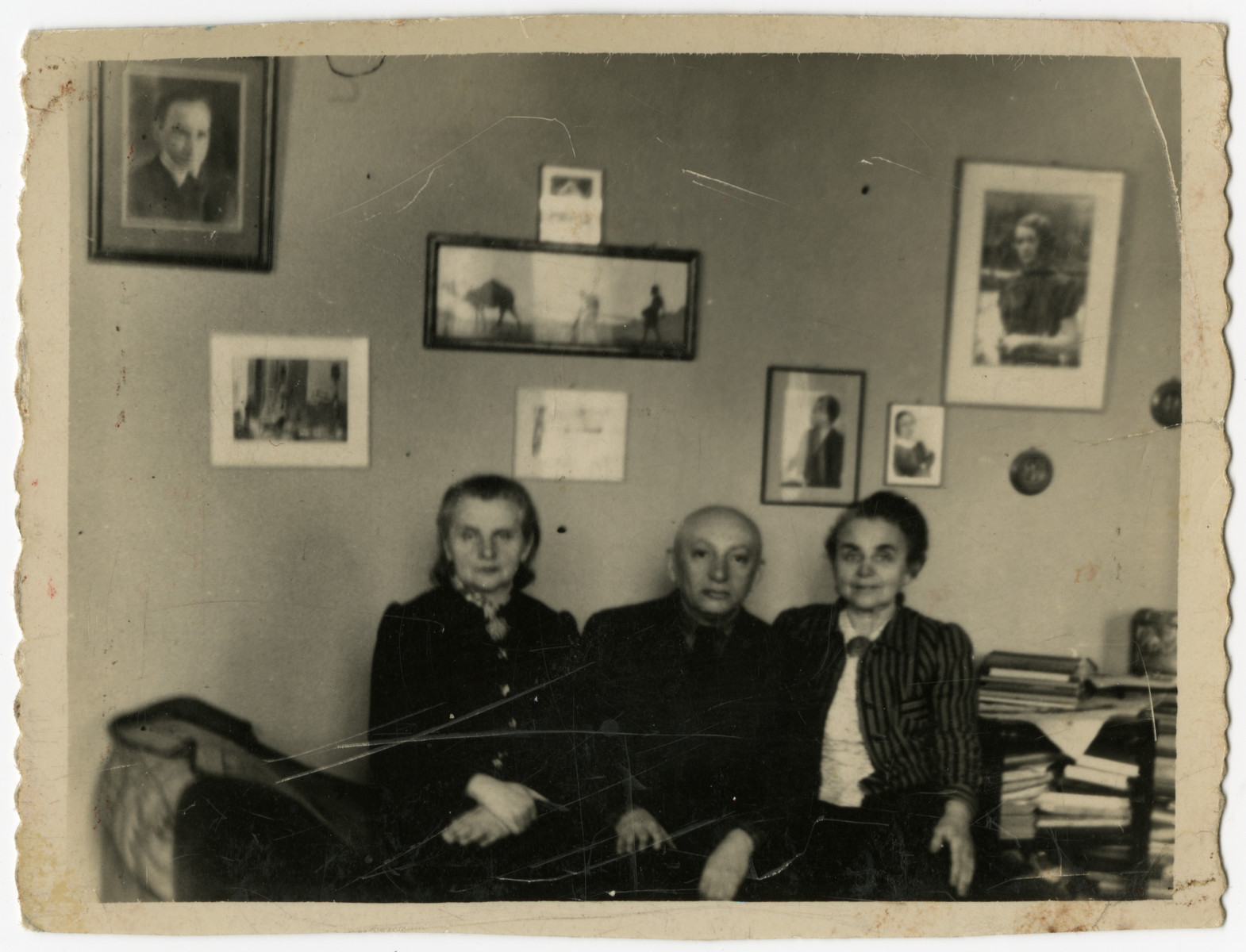 Three elderly Jews pose in their apartment in the Otwock ghetto.

From left to right are Regina and Benjamin Szymin and Regina's sister, Malka Flint.