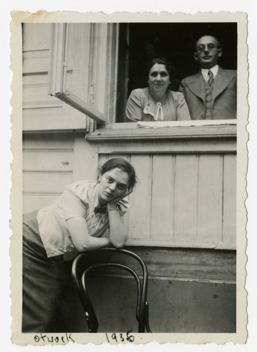 Portrait of Rabinowitz family members at an open window.

Pictured looking out the window are Doba and Szyja Rabinowitz; in front is their niece, Dess.