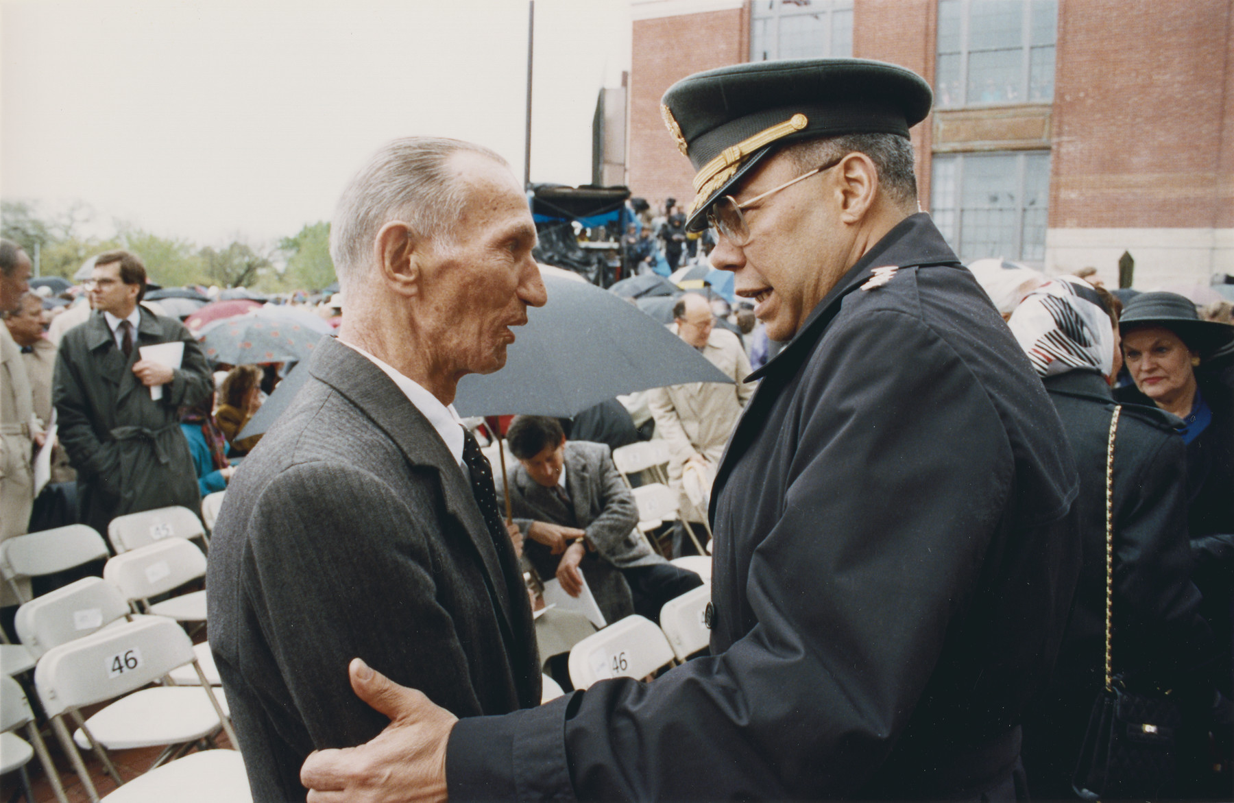 Jan Karski and General Colin Powell meet during the opening ceremonies of the U.S. Holocaust Memorial Museum.
