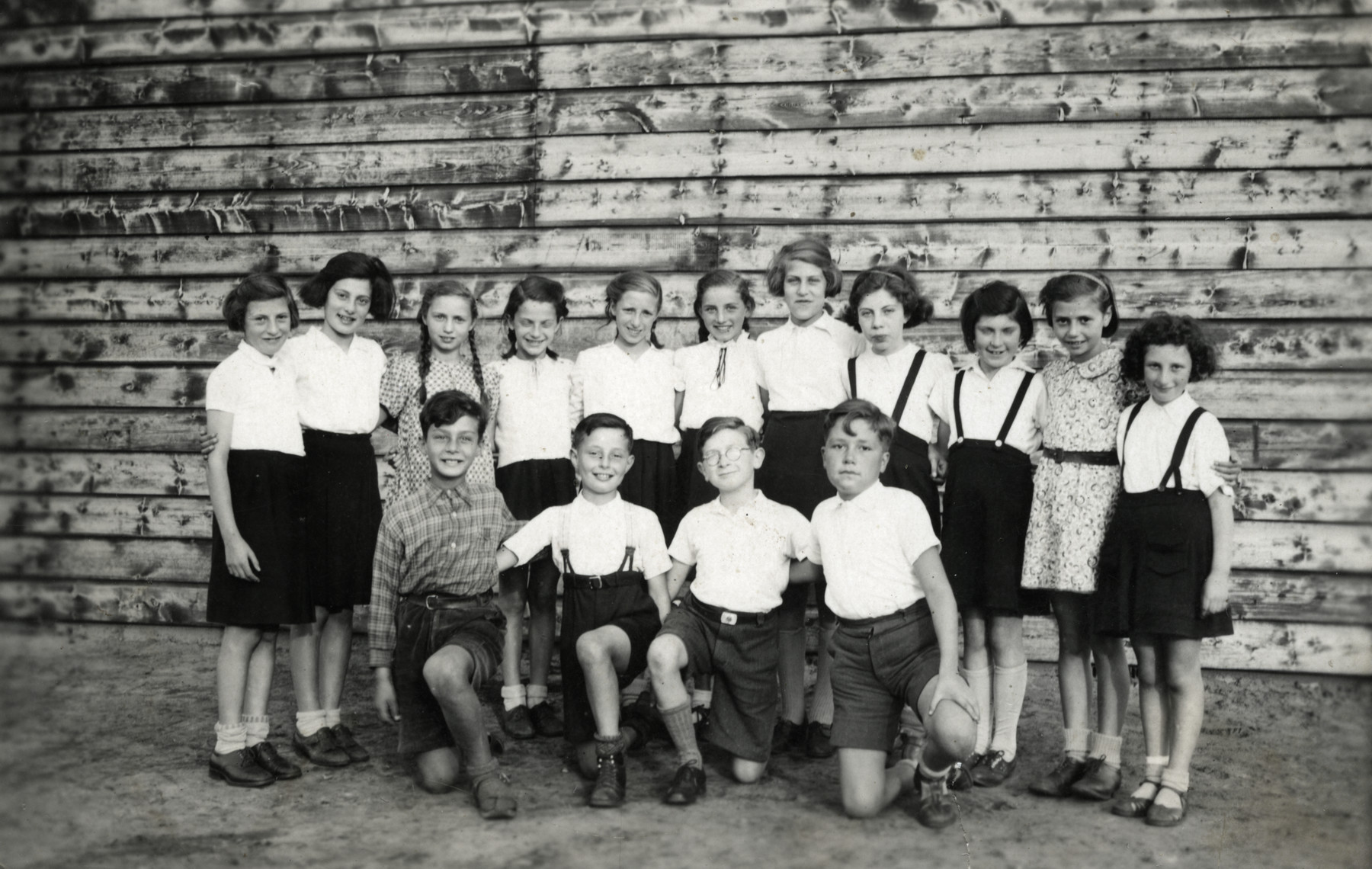 Group portrait of school children in the Westerbork refugee camp.

Sonni Birnbaum is standing third from the left and her sister Regina is standing second from the right. Standing on the far right is Hannelore Emmy Eichenwald.