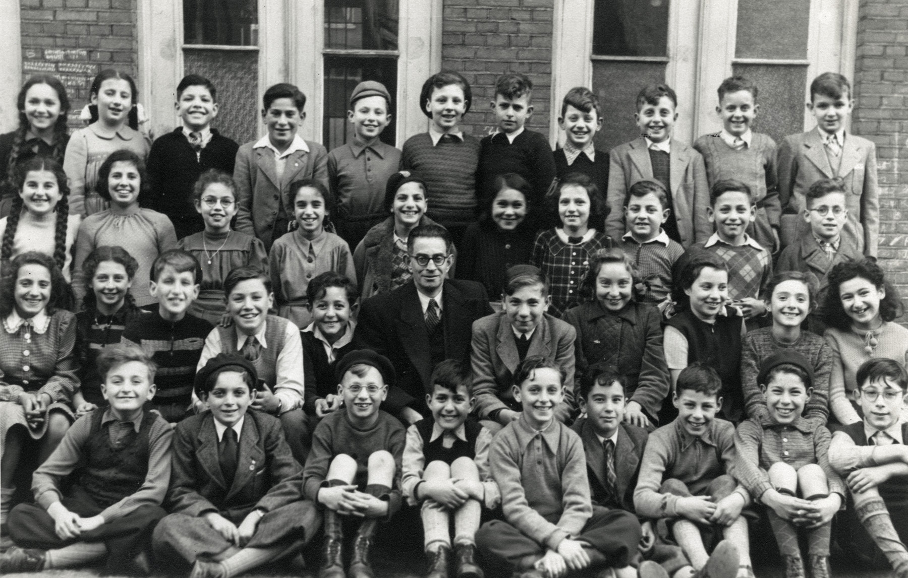 Group portrait of the students in 6th Form at Rosh Pinna Elementary School.  

Among those pictured are Terry Gans and Jossi Optsfeld.