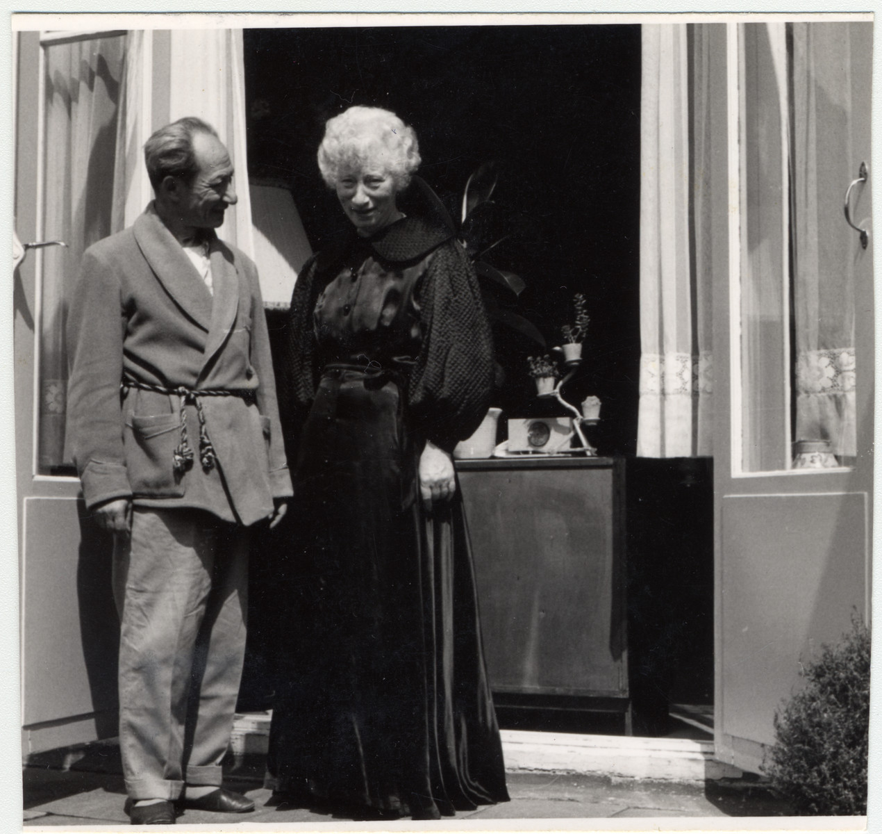 Leo Vos and Froukje Moses stand on a balcony.

Leo Vos survived Auschwitz and married Frowke Moses after the war.