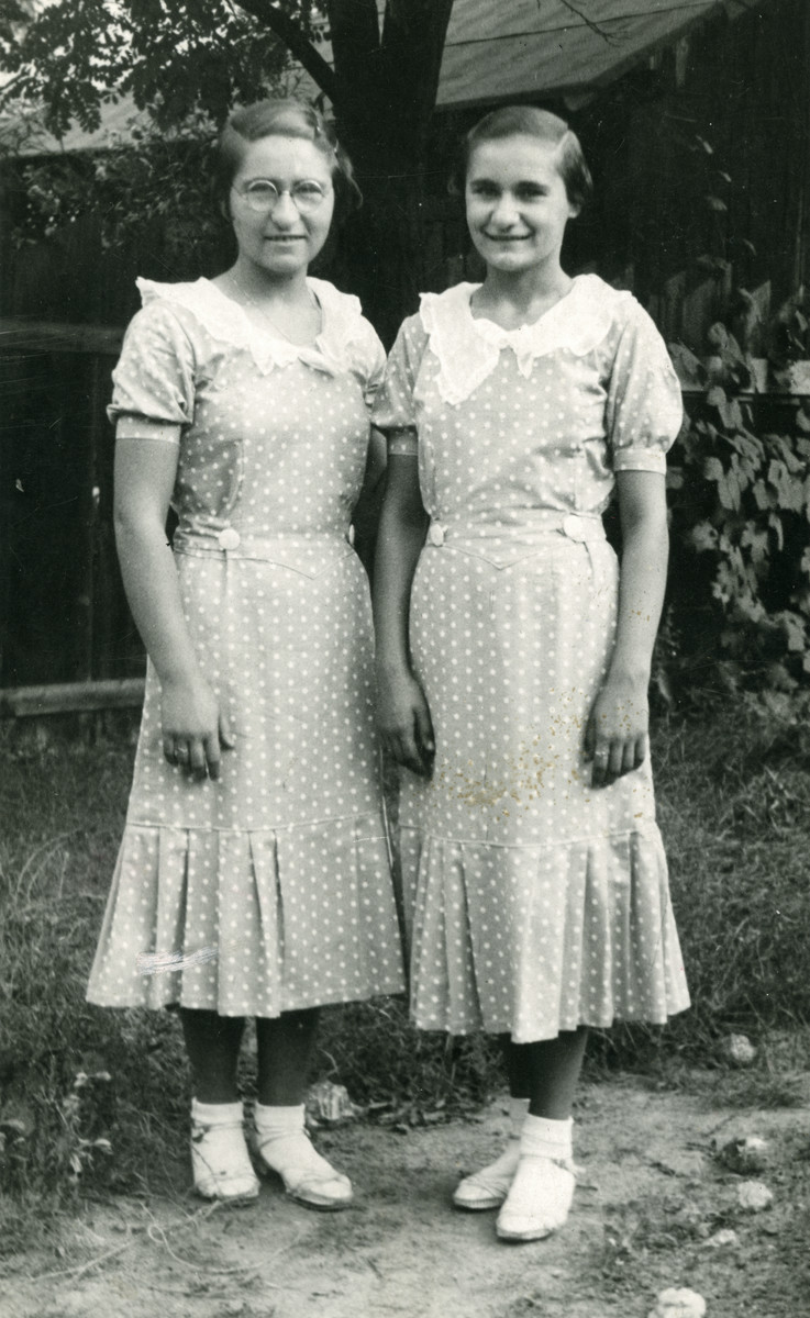 Eva (Hava) Weiss (left) and her cousin, Yolanda Schwaitz (right) pose ...