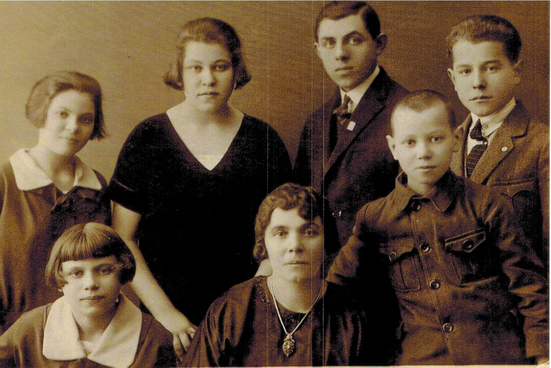 Prewar photograph of Esther Birnbach and her six youngest children: Ceil, Pessel, Meyer, Moe, Sol, Esther and Florence.