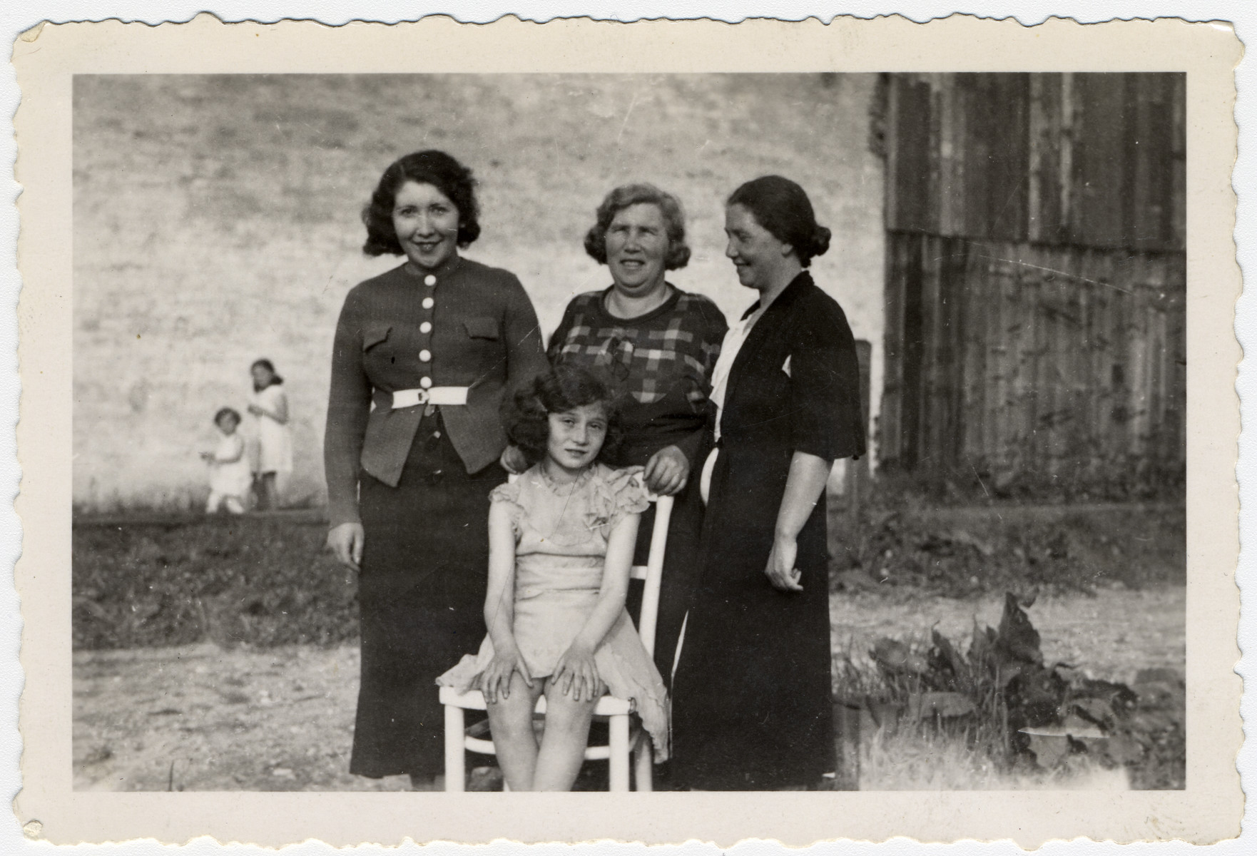 Group portrait Cesia Ritter (née Honig) pictured seated with mother, Malka Honig on right and two aunts to the left.