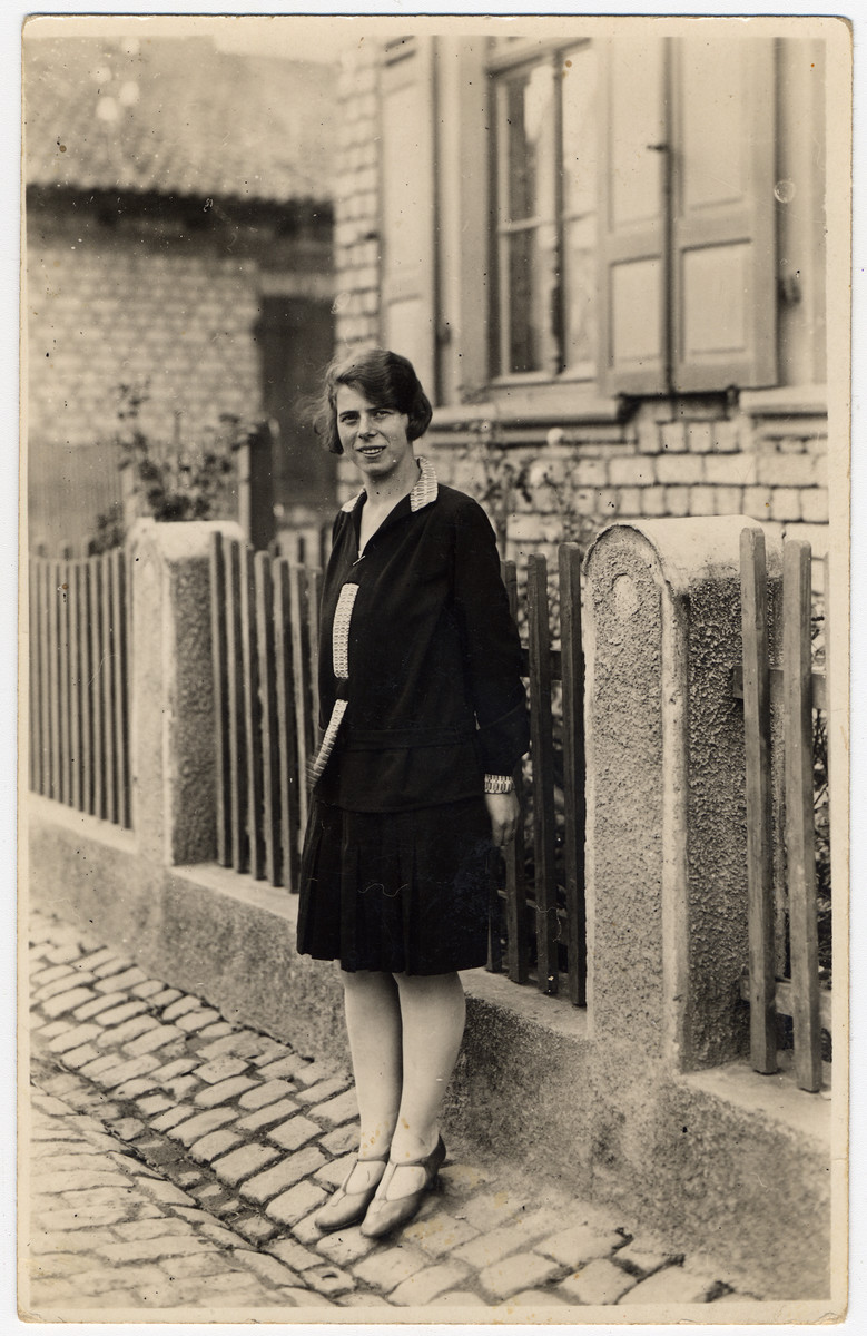 Portrait of Paula Kahn, a German-Jewish woman standing outside a building next to a fence.

Paula Kahn, nee Kalberman, was born on July 15, 1908.  She and her husband, Walter Kahn, immigrated to Israel.