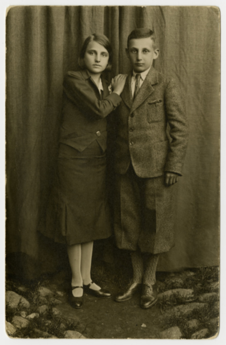 A portrait of Elaine and Max Levine. On the reverse side is a greeting for their aunt and uncle in America for the Jewish New Year.