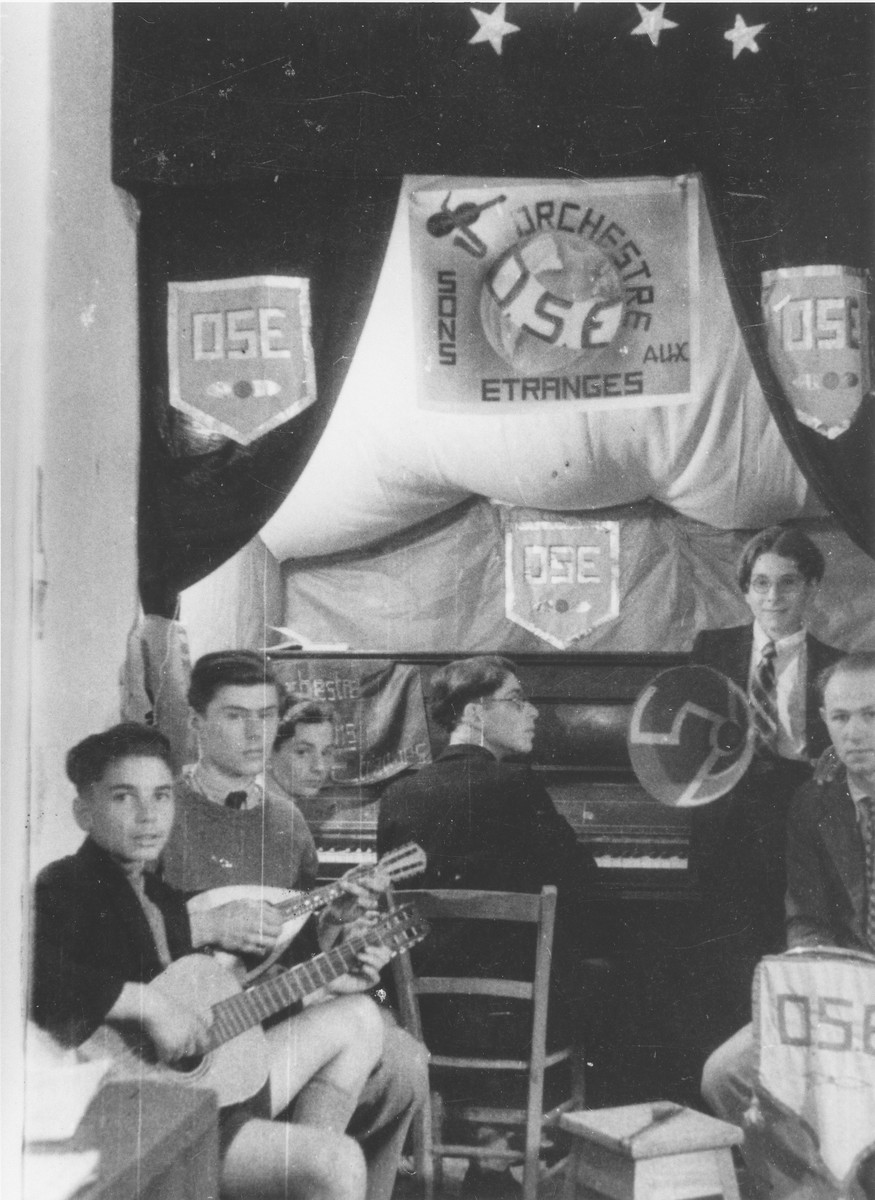 A children's band perfoms in the Chabannes home.

The orchestra is called Orchestre Sons Etranges (literally "strange sounding orchestra" ), a word play on the initials of the OSE.