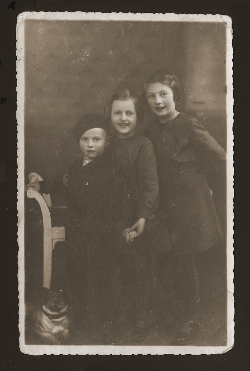 Portrait of three of the four children of Yehiel and Ester Rozenberg Rozen: Pola, Naomi and Tyla.  

All were deported and killed in Auschwitz in August 1942.