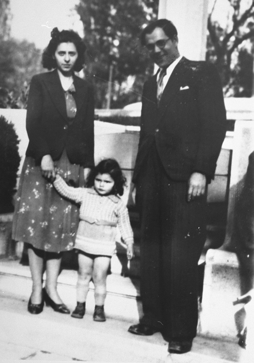 Symche and Helene Popowski with their daughter Diane in Prades-le-Lez, shortly before they were sent to Agde.