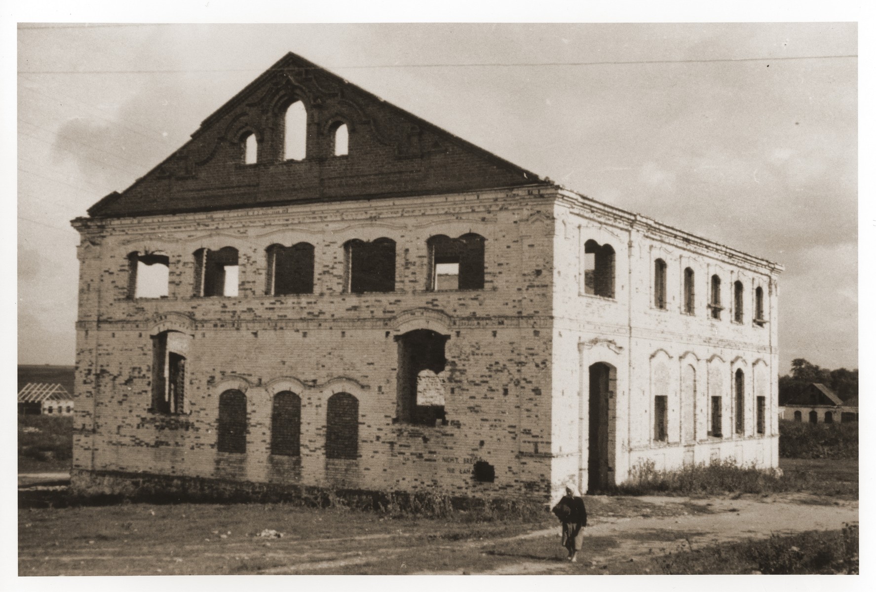 Exterior of the destroyed synagogue of Mir.