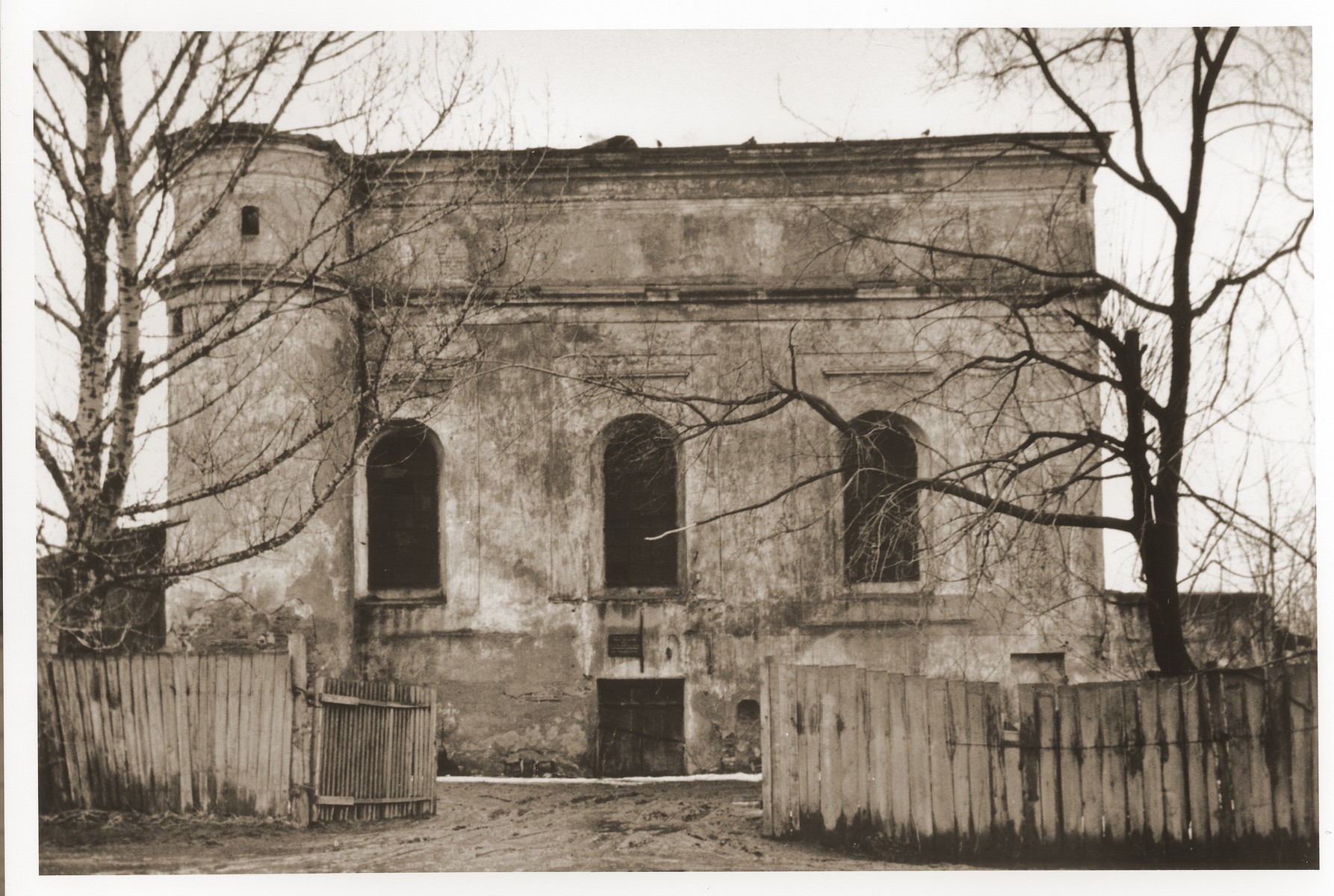 Exterior of the synagogue in Bykhov, Belorussia.