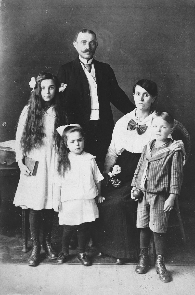 Studio portrait of the Bordin family in Ansbach, Germany.

Pictured are Emil and Emilie (Geromin) Bordin with three of their children: Sofie, Frieda and Rudolf.