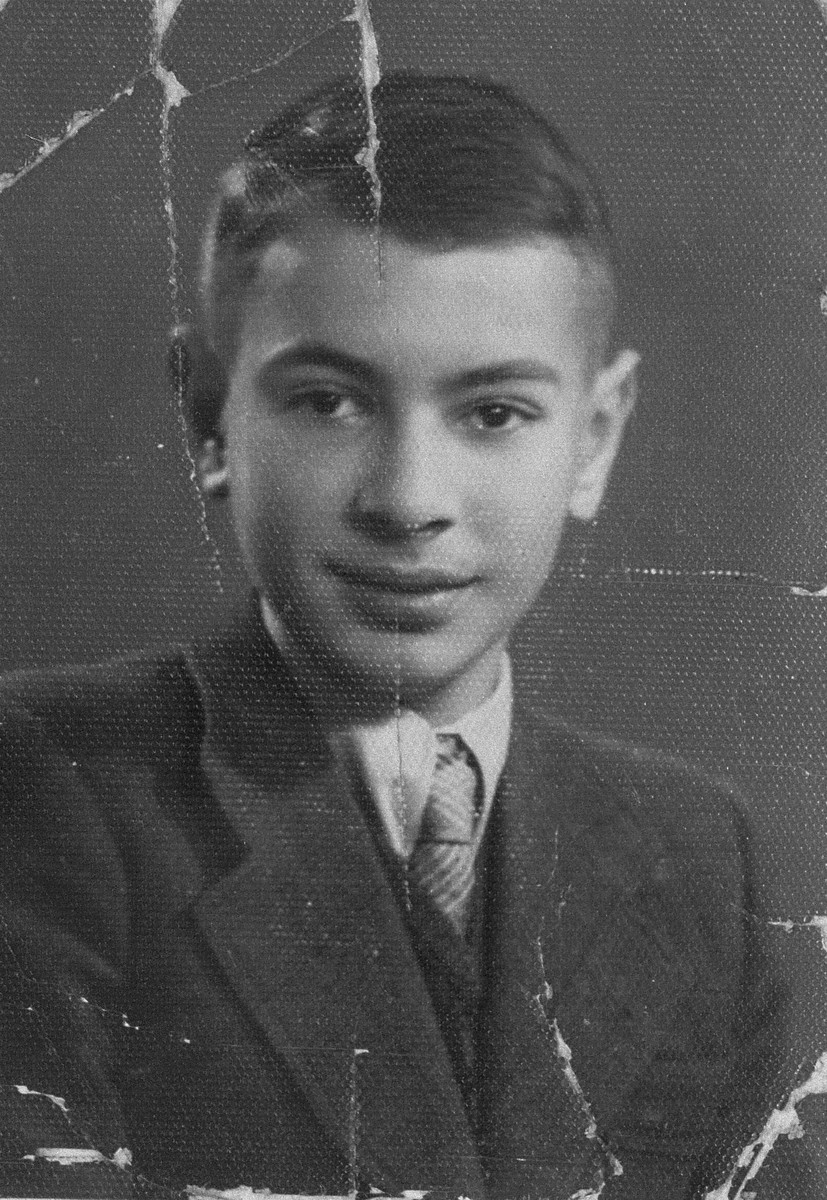 Portrait of Z. Kravitz, a  member of the Irgun Brit Zion Zionist youth movement in the Kovno ghetto.

The photograph is dedicated in Hebrew to his sister Hanale, and was given to her at their parting on December 10, 1943.  Z. Kravitz was killed during the liquidation of the Kovno ghetto in the same  bunker as Hana Trotzki.