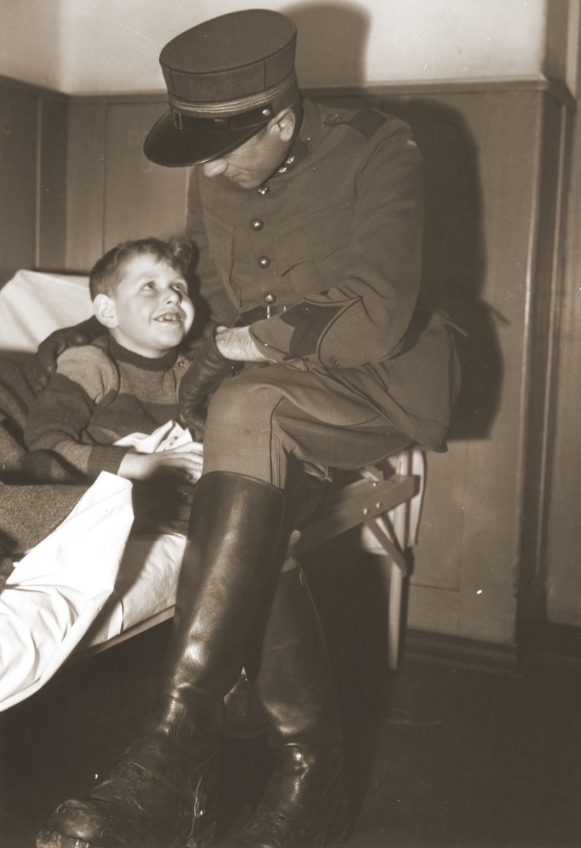 A Jewish boy, who is recuperating in the infirmary of the Hadwigschulhaus in St. Gallen, is visited by a Swiss Army reservist.
