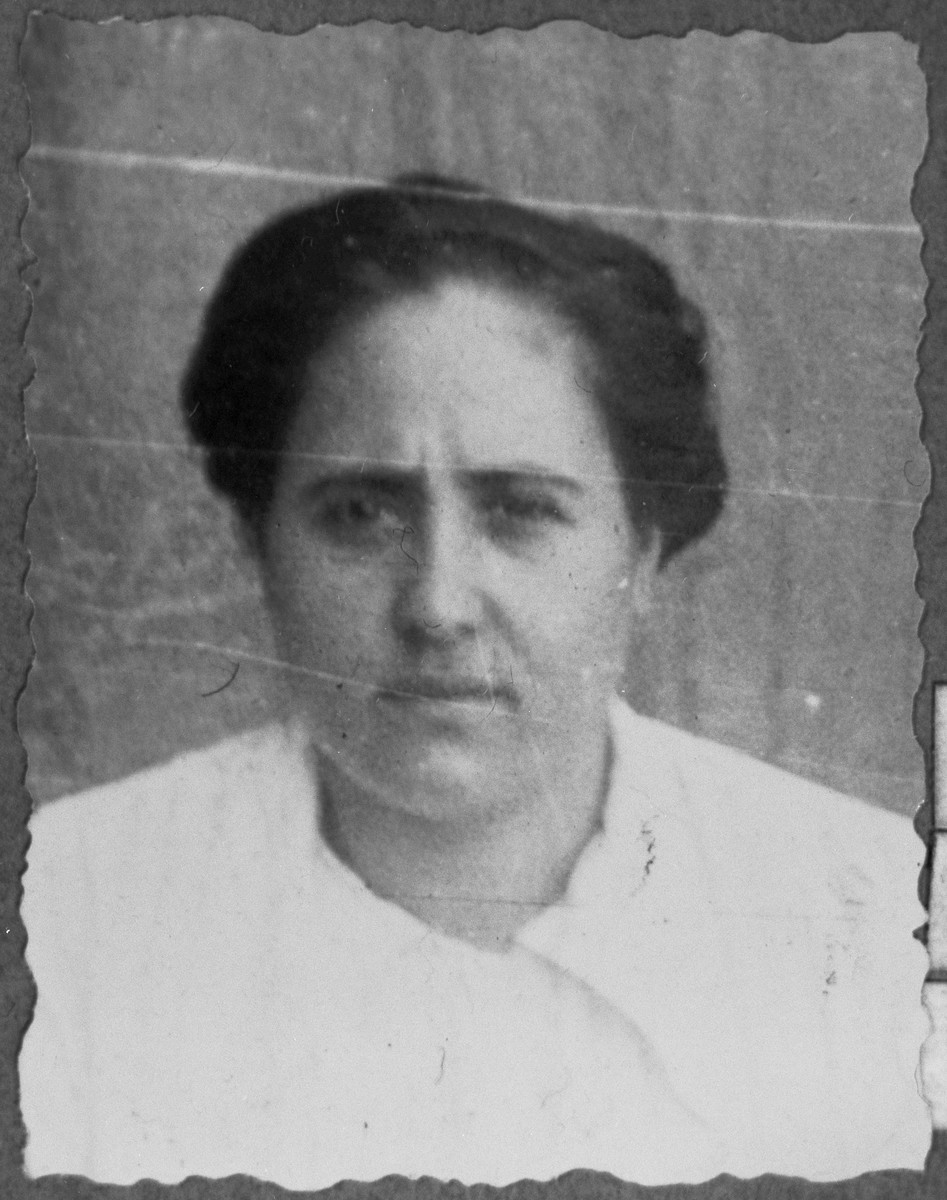 Portrait of Ester Koen, wife of Mushon Koen.  She lived at Zmayeva 11 in Bitola.