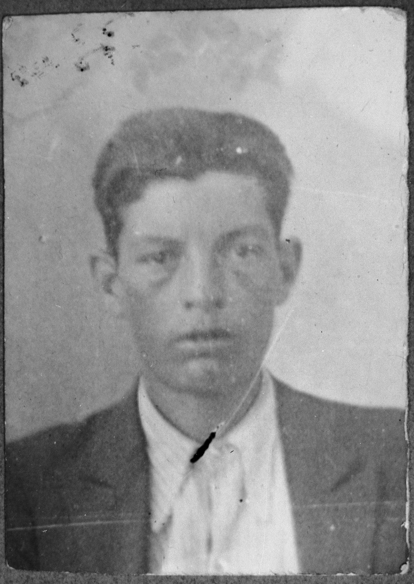 Portrait of Shabetai Koen, son of Yakov Koen.  He was a rag dealer.  He lived at Gostivarska 7 in Bitola.