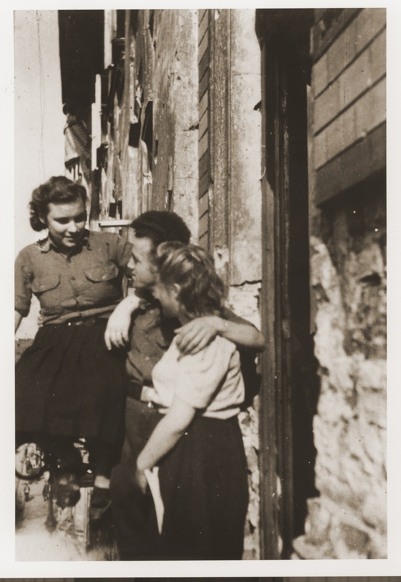 Saba Fiszman (left) with two friends from the Kibbutz Ichud hachshara outside their headquarters in Warsaw.