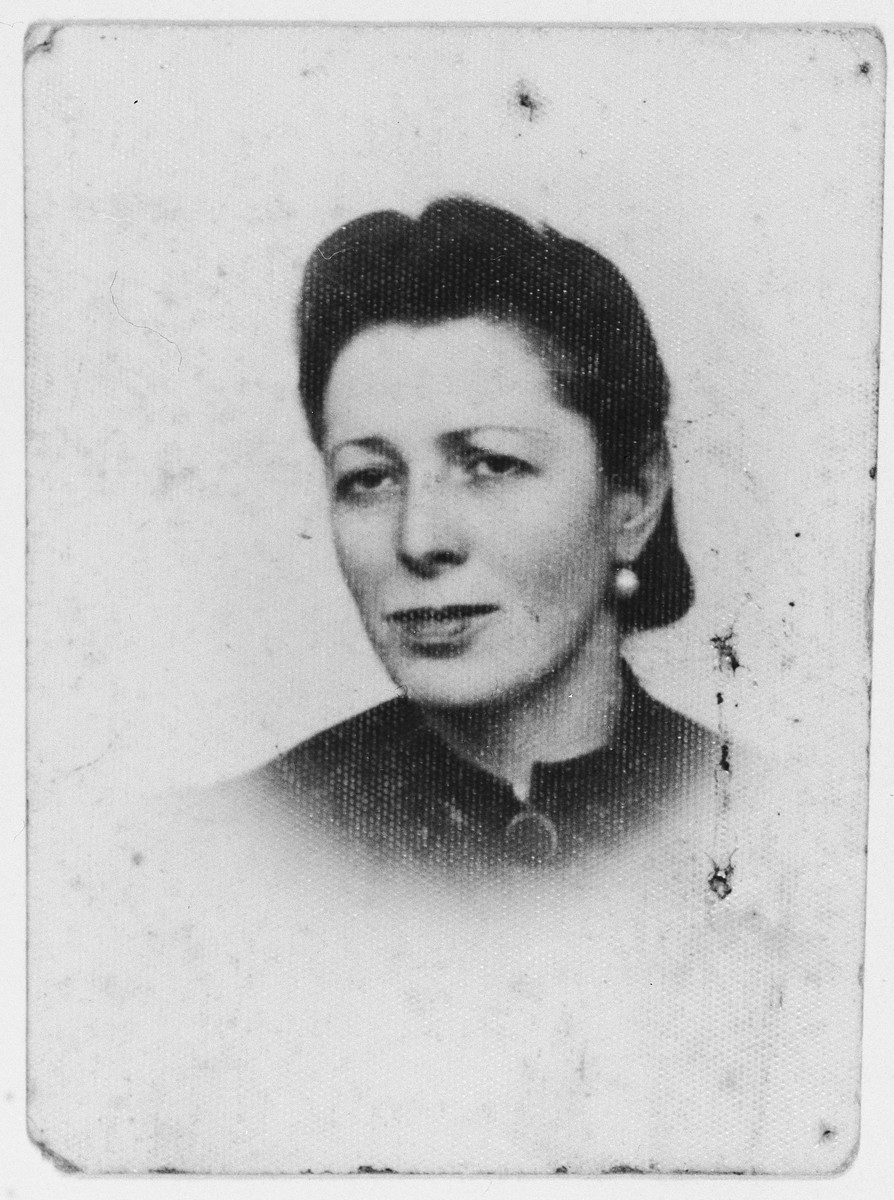 Identification photograph of Freida Cuker taken in the Radom ghetto.