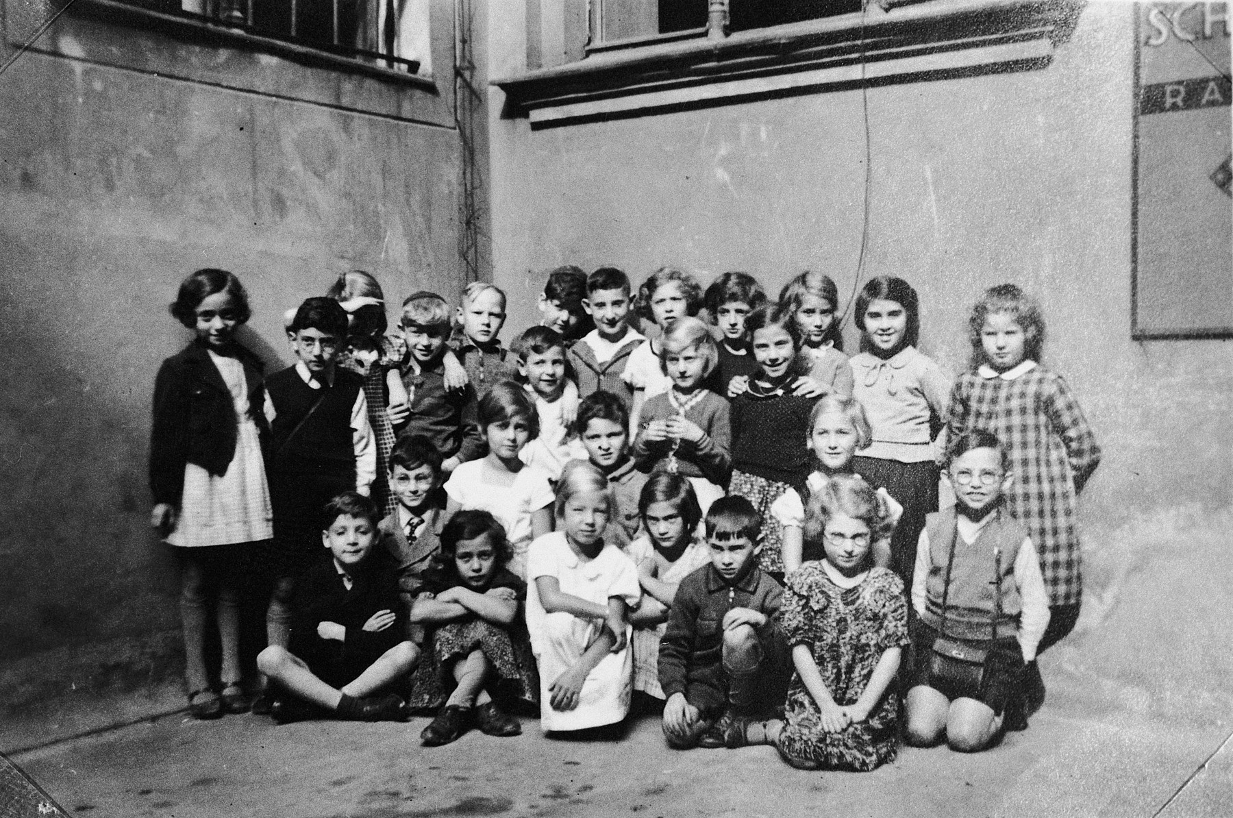 Group portrait of children in the Juedische Folshule in Stettin.