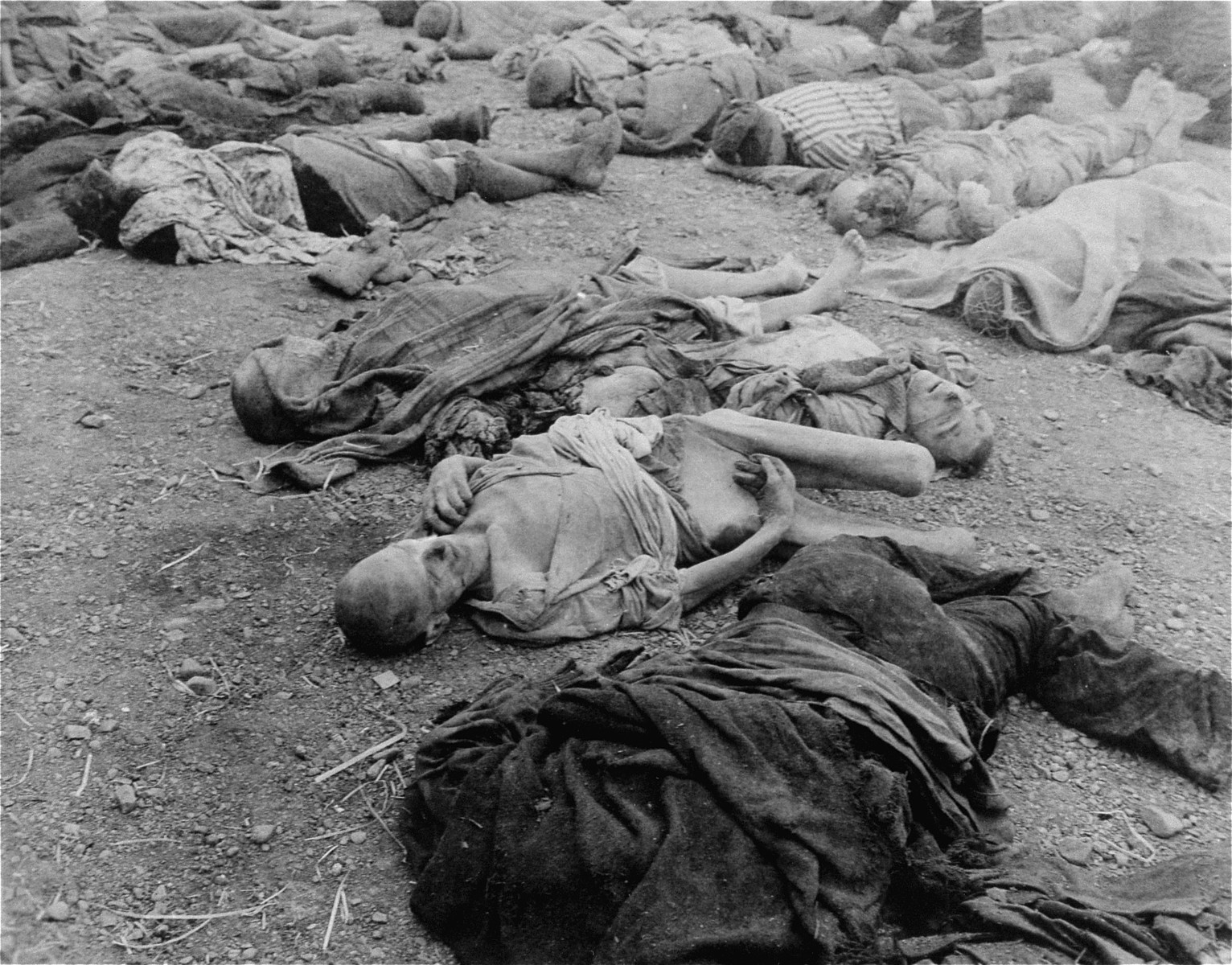 Corpses that were removed from the central barracks (Boelke Kaserne) lie on the grounds of the Nordhausen concentration camp.