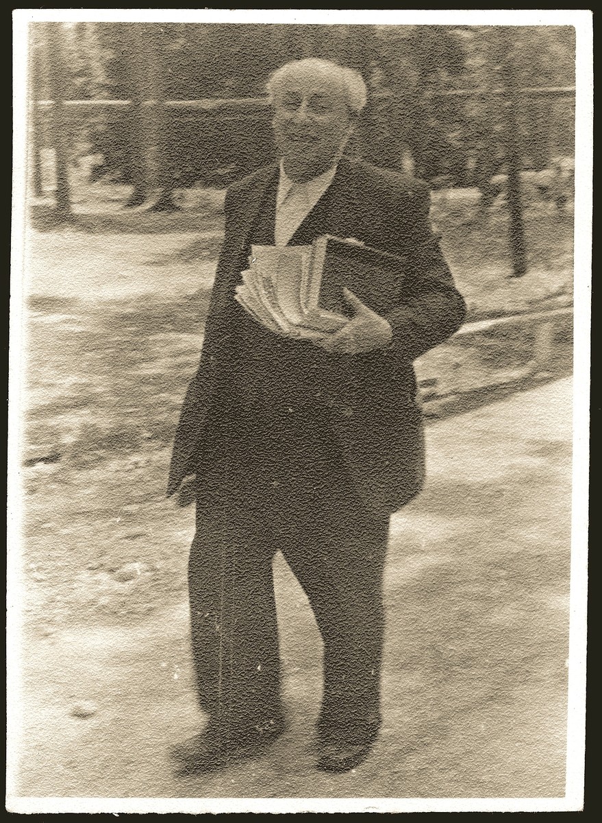 Zionist leader Yitzhak Tabenkin at a Dror conference in the Geretsried displaced persons camp.