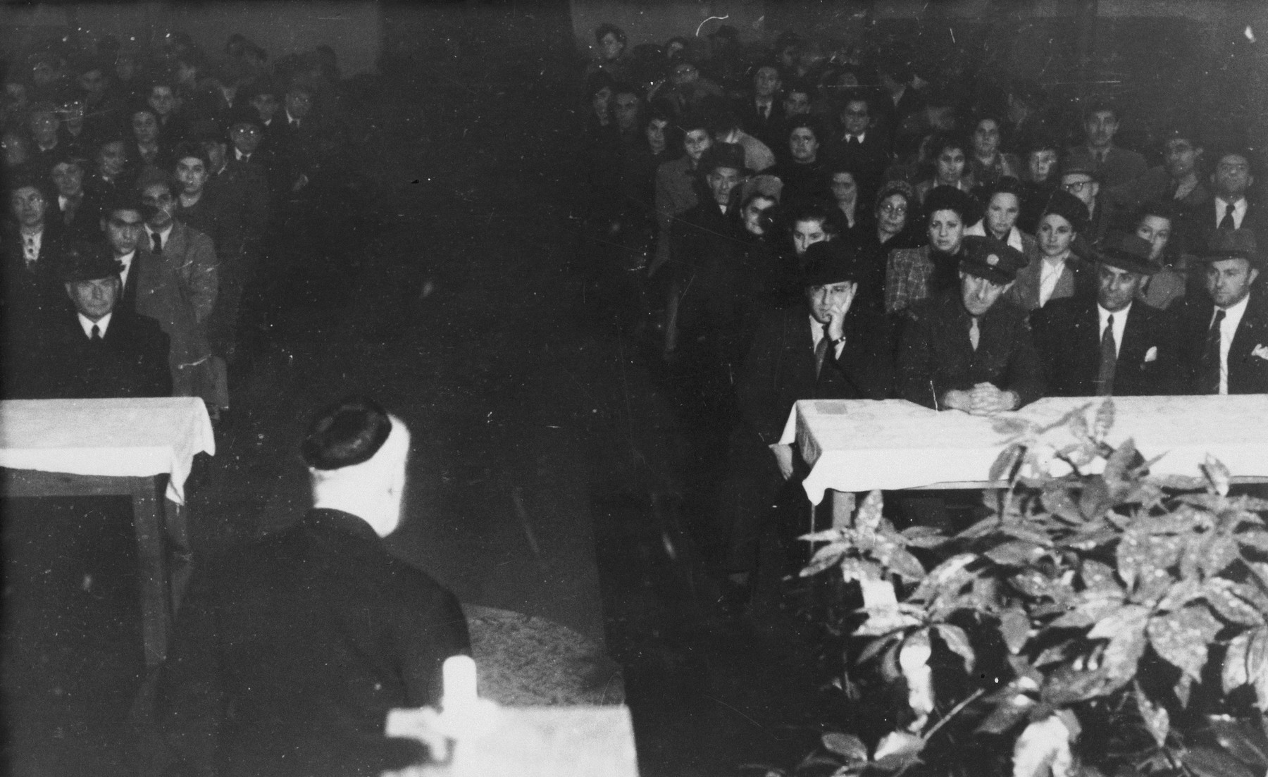 Rabbi Leo Baeck delivers a speech at a Zionist meeting in Hannover during his three week visit to Germany in the fall of 1948.