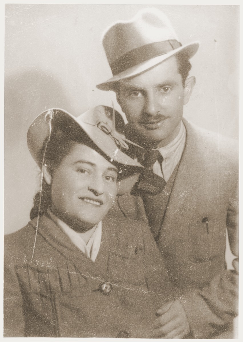Studio portrait of Noach and Sara (Feldberg) Miedzinski shortly before leaving for America.