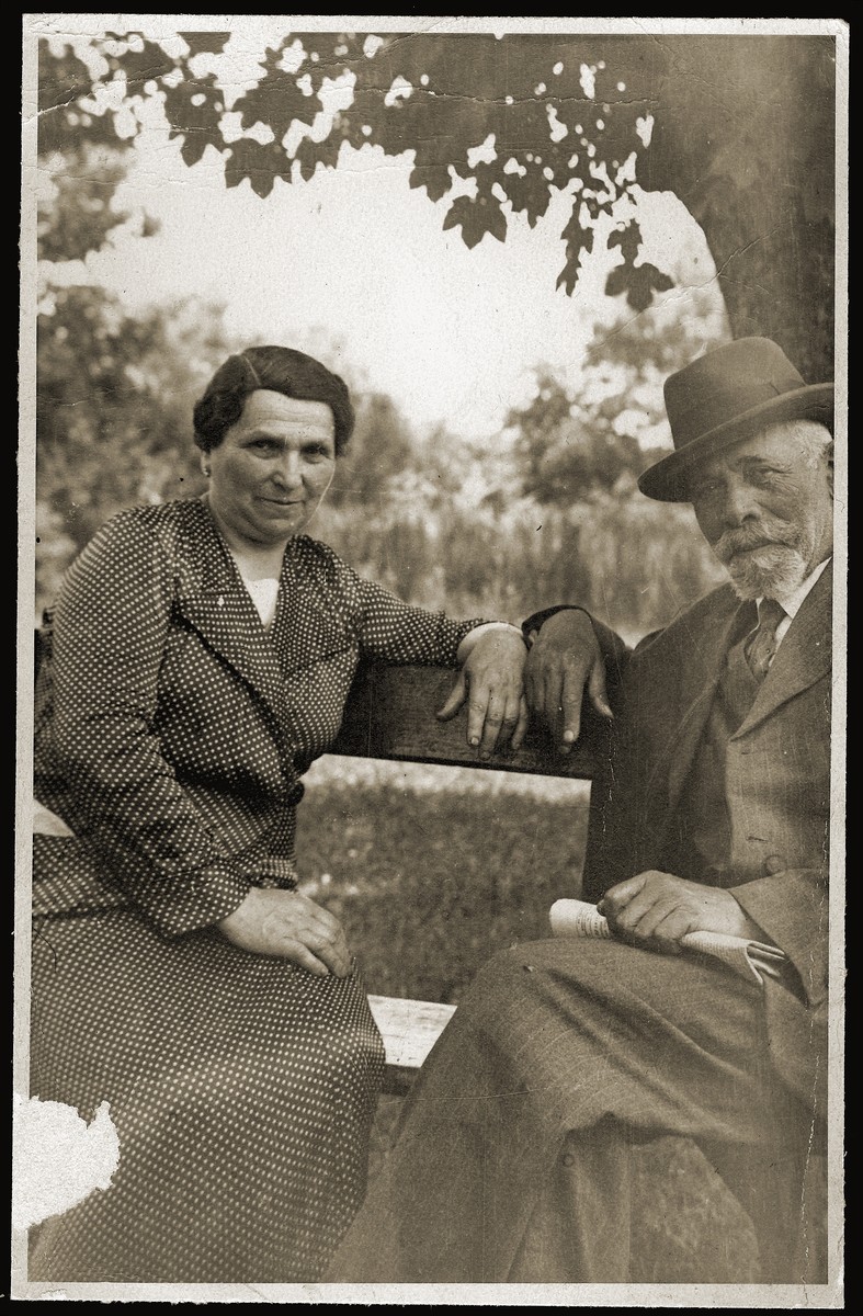 Portrait of Jeno and Laura Schwarcz on vacation in Karlsbad.