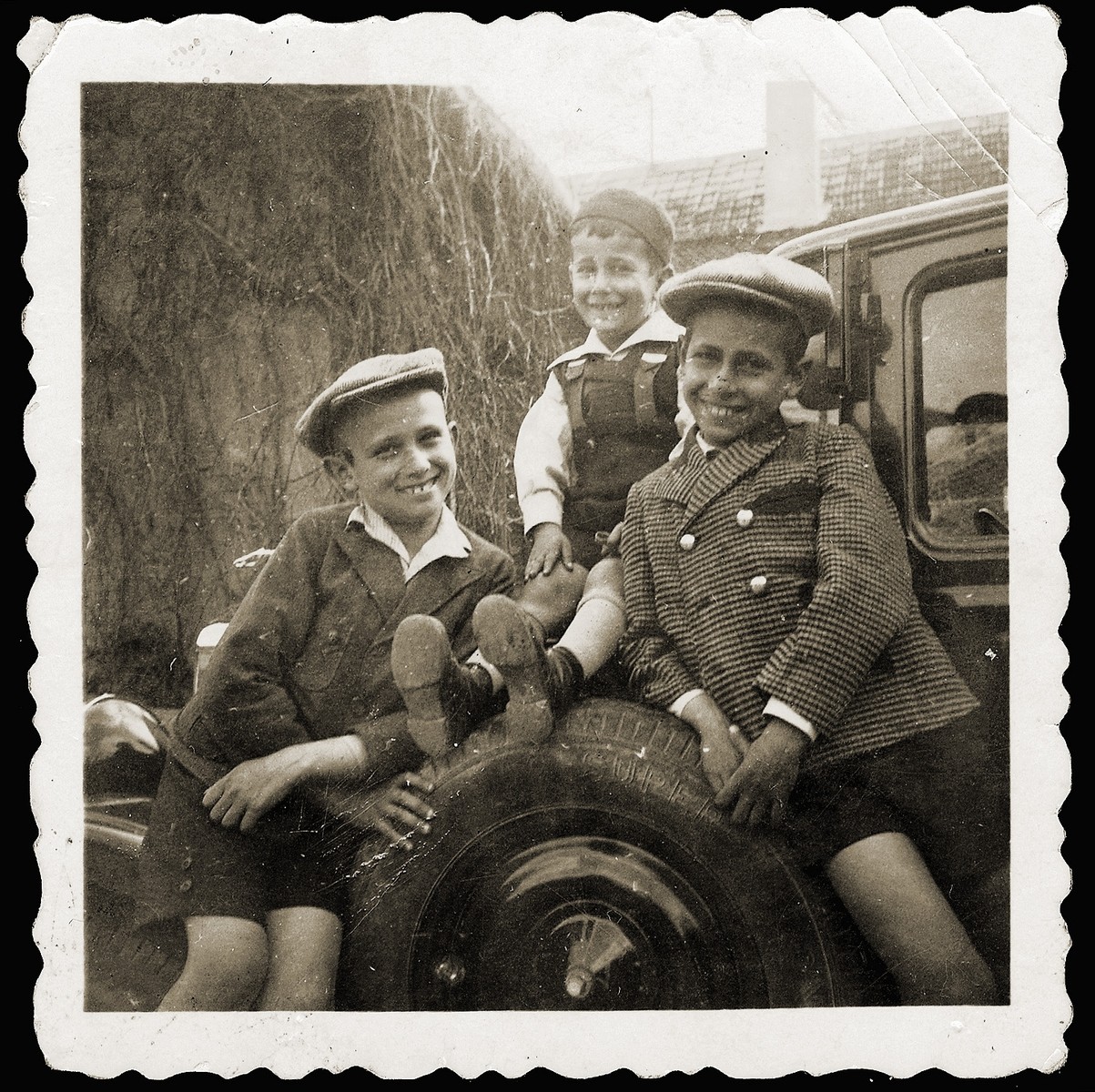 The donor's brother, Akiva Schwarcz, with her nephews, Tibi and Sanyi.